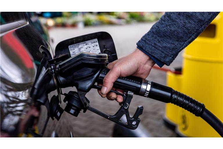 Ein Firmenmitarbeiter hatte das Fahrzeug vollgetankt. Als er am Morgen losfahren wollte, war der Tankdeckel aufgebrochen (Symbolbild).