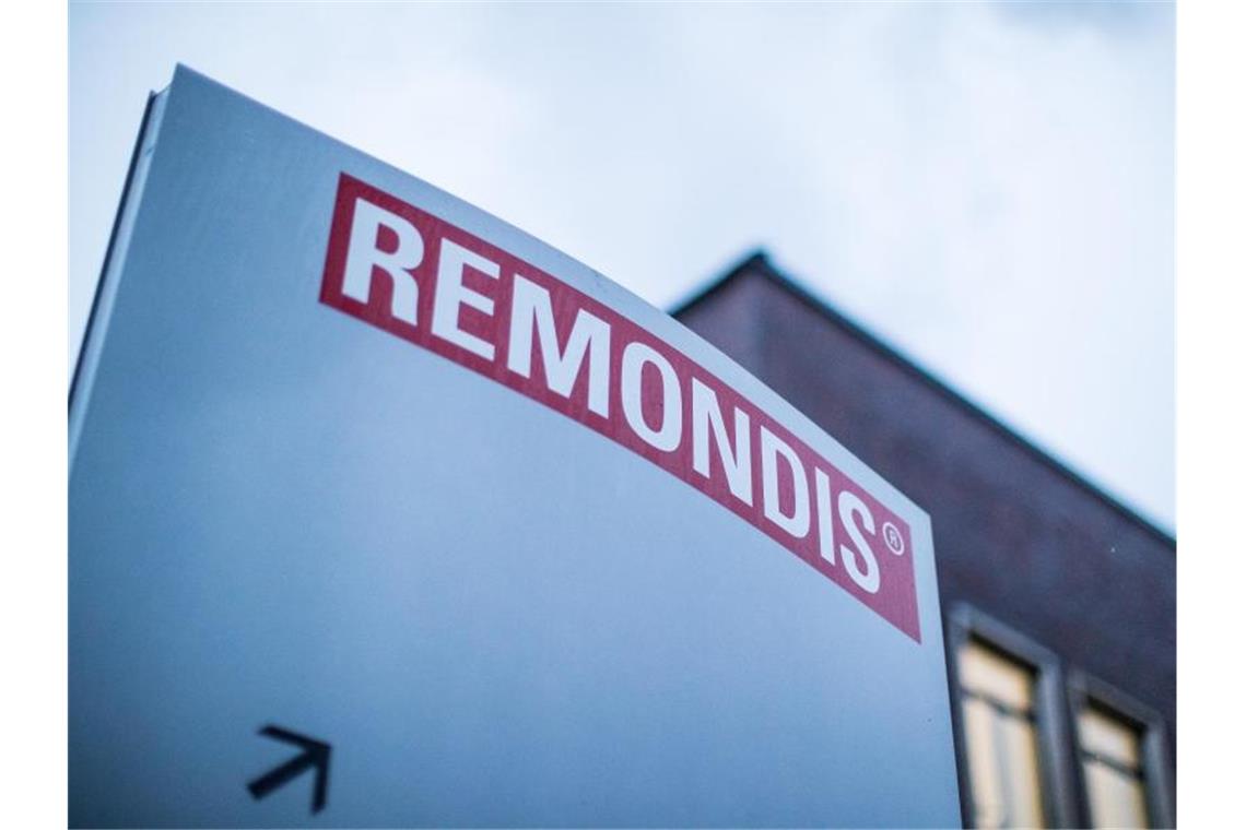 Ein Firmenschild steht vor dem Hauptsitz der Recyclingfirma Remondis. Foto: Marcel Kusch/Archivbild