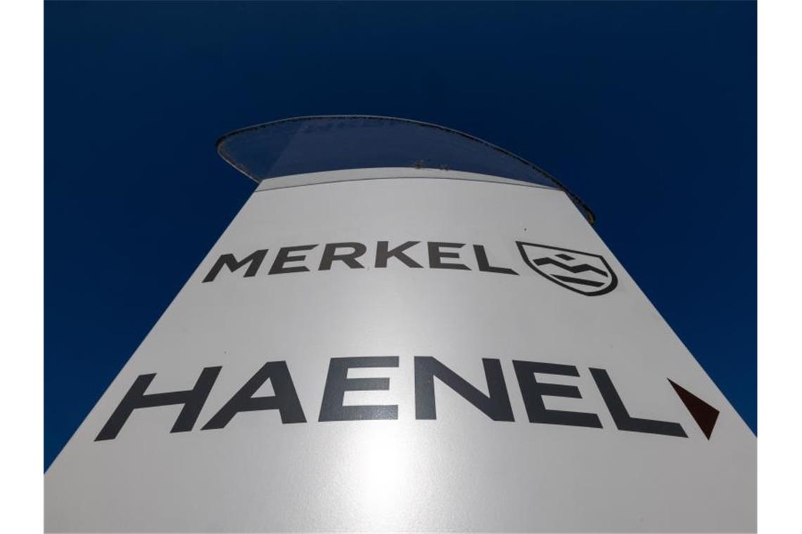 Ein Firmenschild weist auf den Waffenhersteller C.G. Haenel hin. Foto: Michael Reichel/dpa-Zentralbild/dpa/Symbolbild
