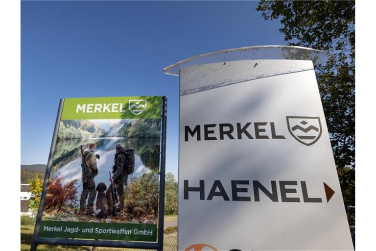 Ein Firmenschild weist auf den Waffenhersteller C.G. Haenel und die Merkel Jagd- und Sportwaffen GmbH hin. Foto: Michael Reichel/dpa-Zentralbild/dpa/Archivbild