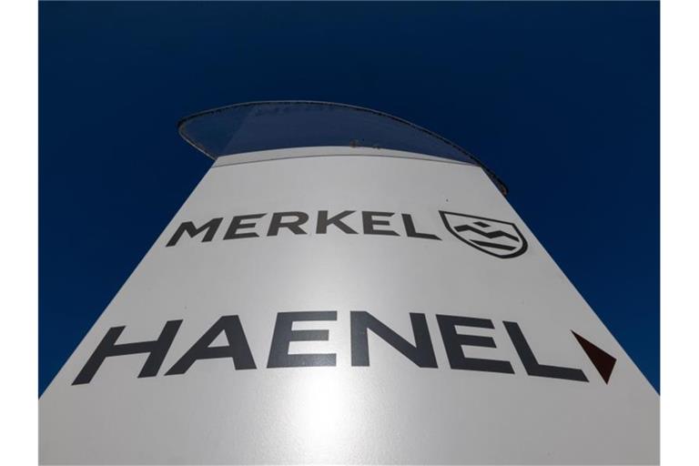 Ein Firmenschild weist auf den Waffenhersteller C.G. Haenel hin. Foto: Michael Reichel/dpa-Zentralbild/dpa/Archivbild