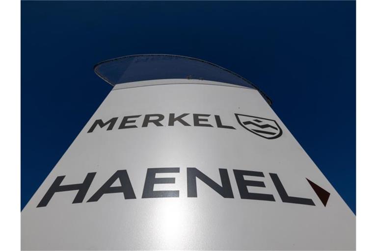 Ein Firmenschild weist auf den Waffenhersteller C.G. Haenel hin. Foto: Michael Reichel/dpa-Zentralbild/dpa/Archivbild