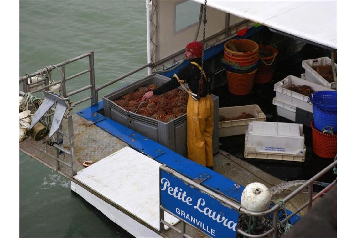 Streit um Fischerei-Lizenzen: Paris setzt Ultimatum aus Ein Fischer entlädt Krabben von einem französischen Trawler, der aus britischen Gewässern in den Hafen von Granville in Frankreich eingefahren ist. Foto: Nicolas Garriga/AP/dpa