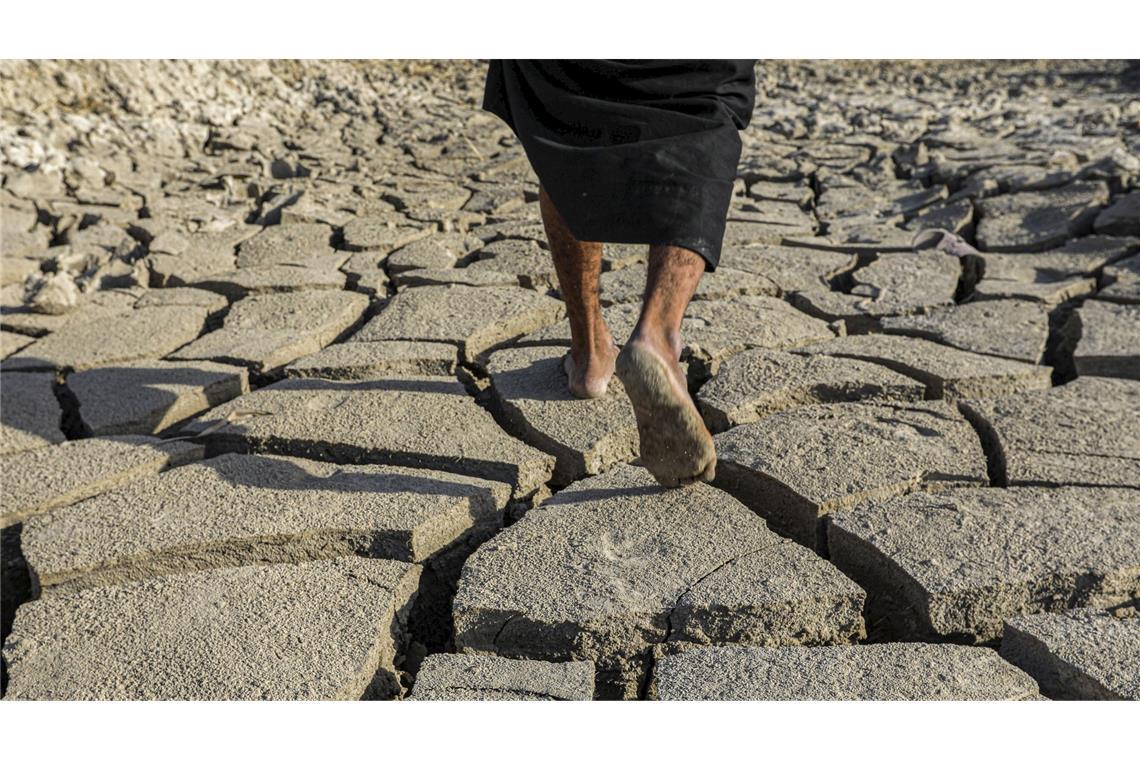 Ein Fischer steht auf dem ausgetrockneten Boden in den Schibajisch (Chibayish)-Sümpfen im Irak.
