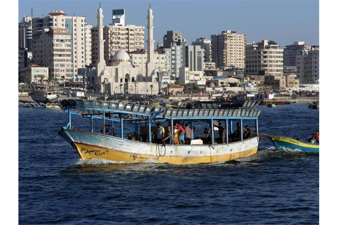 Ein Fischerboot vor der Küste des Gazastreifens. Nun hat Israel die Fischereizone geschlossen. Foto: Adel Hana/AP/dpa/Archiv