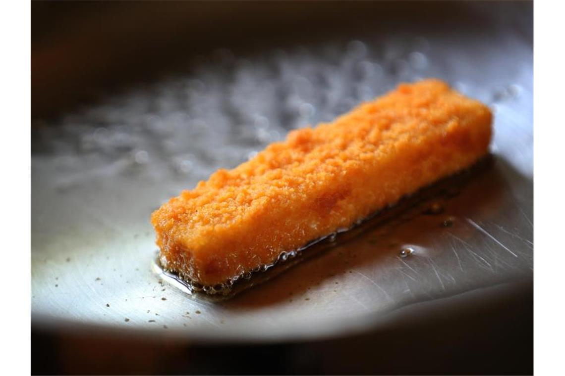 Ein Fischstäbchen in einer Pfanne. Foto: Karl-Josef Hildenbrand/dpa