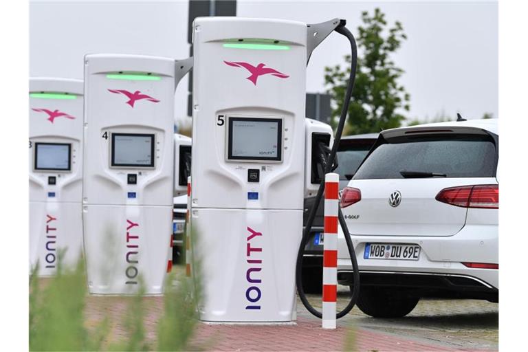 Ein flächendeckendes Ladenetz gilt als Voraussetzung für den Durchbruch von E-Autos auf dem Massenmarkt. Foto: Martin Schutt/zb/dpa