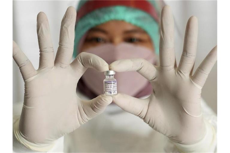 Ein Fläschchen des Impfstoffs Comirnaty der Firma Pfizer. Foto: Tatan Syuflana/AP/dpa
