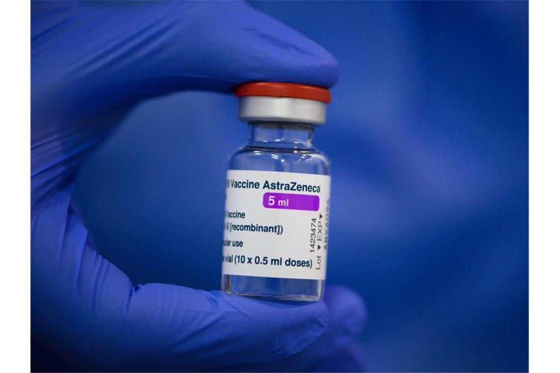 Ein Fläschchen mit dem Astrazeneca-Wirkstoff gegen Corona. Foto: Robert Michael/dpa-Zentralbild/dpa