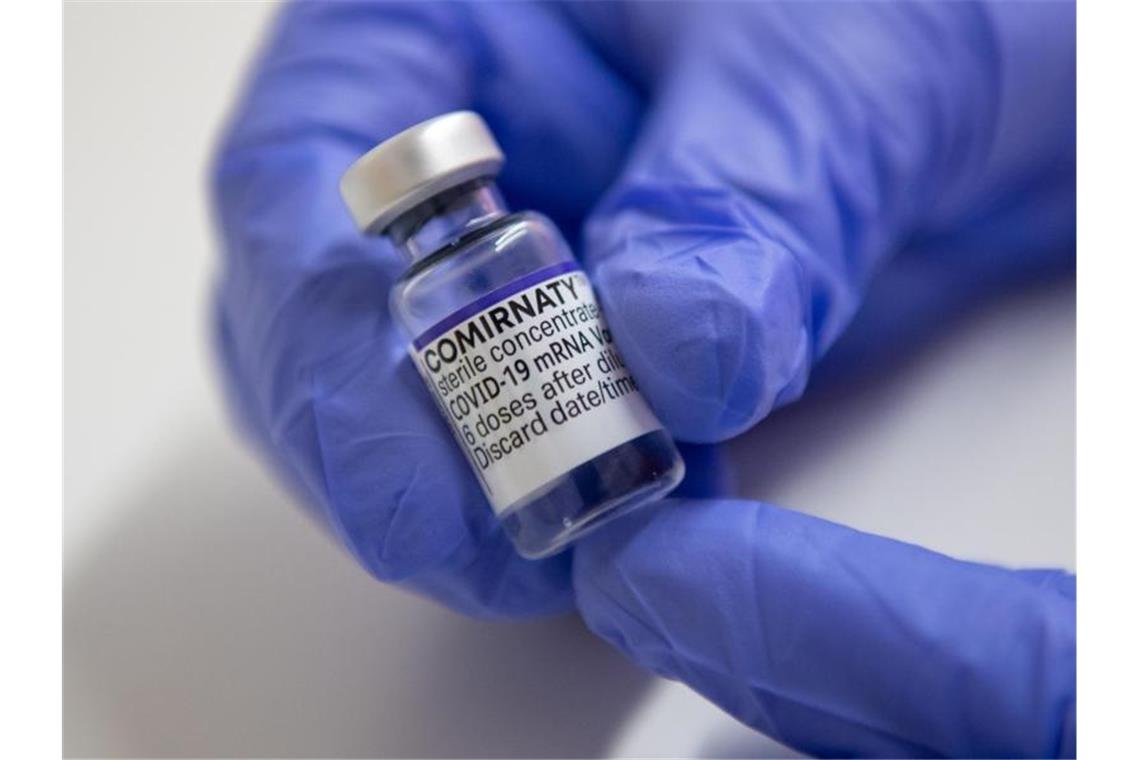 Impfkommission: Unter 30-Jährige nur mit Biontech impfen Ein Fläschchen mit dem Corona-Impfstoff von Biontech/Pfizer. Foto: Lennart Preiss/dpa