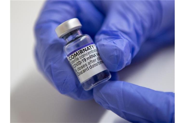Ein Fläschchen mit dem Corona-Impfstoff von Biontech/Pfizer. Foto: Lennart Preiss/dpa
