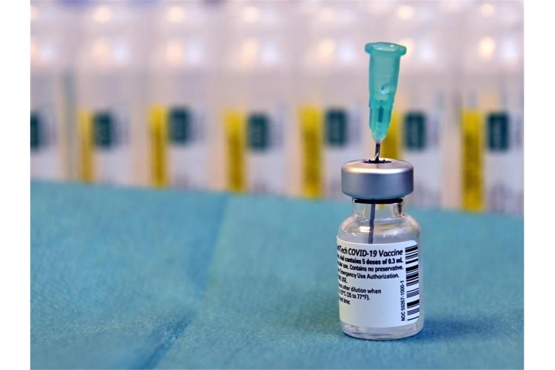 Mehr Länder setzen schärfere Corona-Beschränkungen in Kraft Ein Fläschchen mit dem Impfstoff von Biontech/Pfizer steht in einem Seniorenheim. Foto: Eric Lalmand/BELGA/dpa