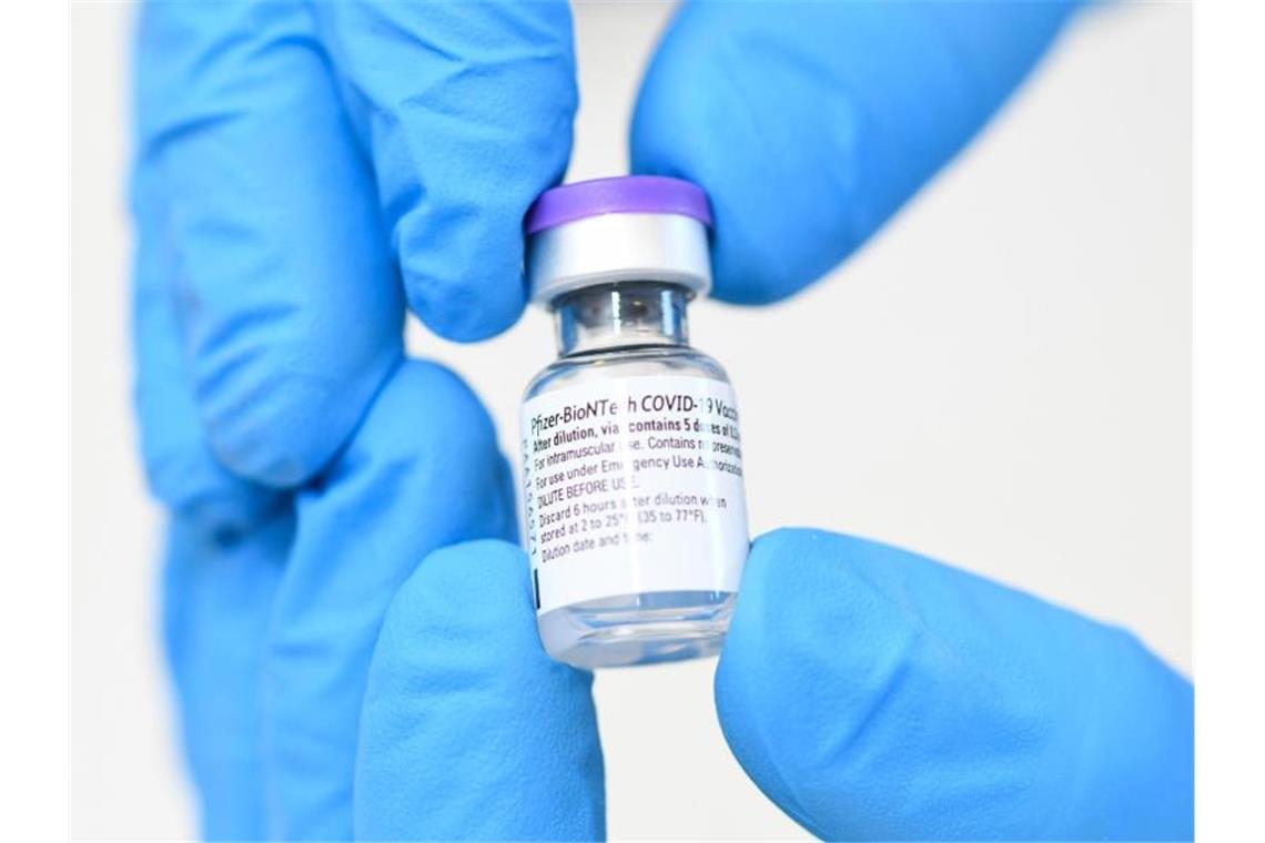 Organisationen: Impfstofffirmen müssen Know-How teilen Ein Fläschchen mit dem Impfstoff von Biontech/Pfizer wird gezeigt. Foto: Tobias Hase/dpa/Symbolbild