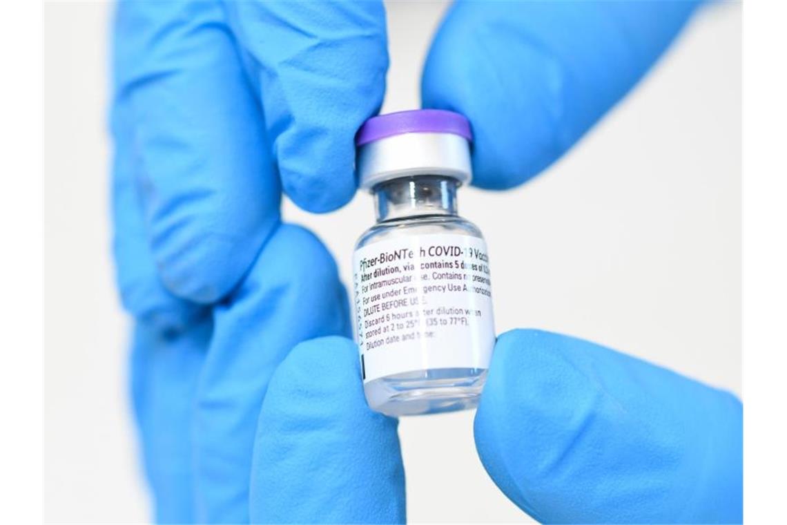 Patent: Aktien von Curevac und Biontech brechen ein Ein Fläschchen mit dem Impfstoff von Biontech/Pfizer wird gezeigt. Foto: Tobias Hase/dpa/Symbolbild
