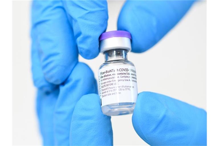 Ein Fläschchen mit dem Impfstoff von Biontech/Pfizer wird gezeigt. Foto: Tobias Hase/dpa/Symbolbild