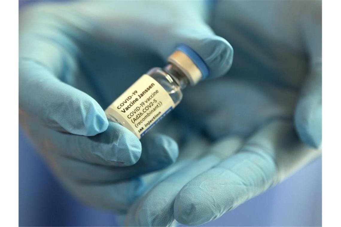 Ein Fläschchen mit dem Impfstoff von Johnson & Johnson wird gezeigt. Foto: Federico Gambarini/dpa/Symbolbild