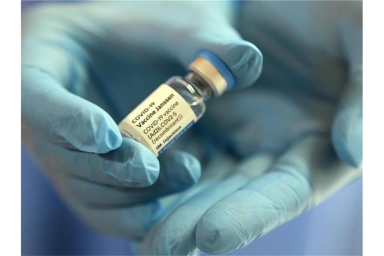Ein Fläschchen mit dem Impfstoff von Johnson & Johnson wird gezeigt. Foto: Federico Gambarini/dpa/Symbolbild