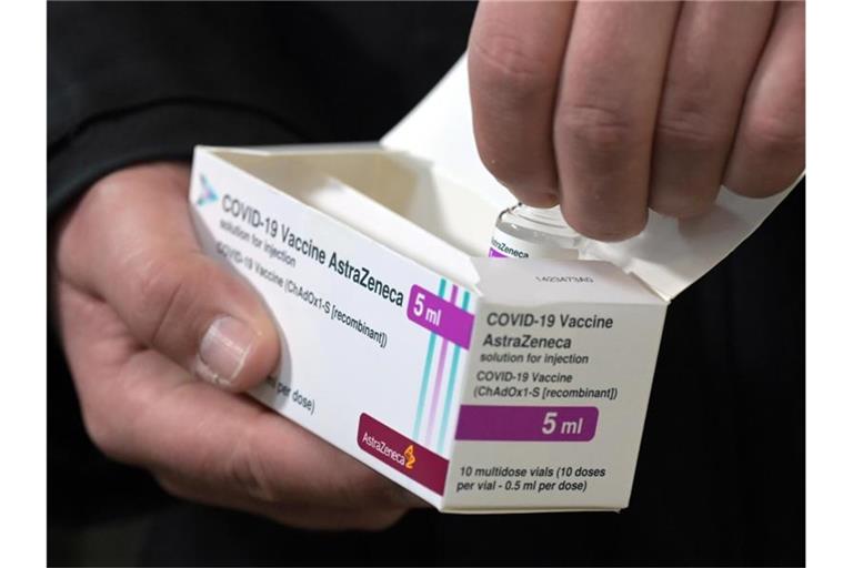 Ein Fläschchen mit fünf Milliliter Corona-Impfstoff von Astrazeneca. Foto: Soeren Stache/dpa