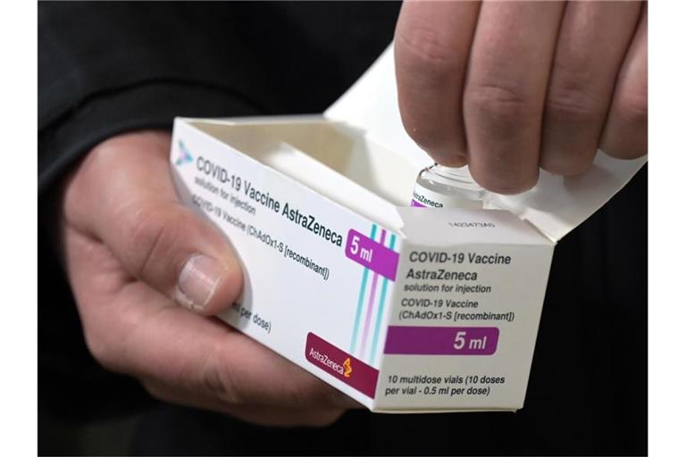 Ein Fläschchen mit fünf Milliliter Corona-Impfstoff von Astrazeneca. (Archivbild). Foto: Soeren Stache/dpa