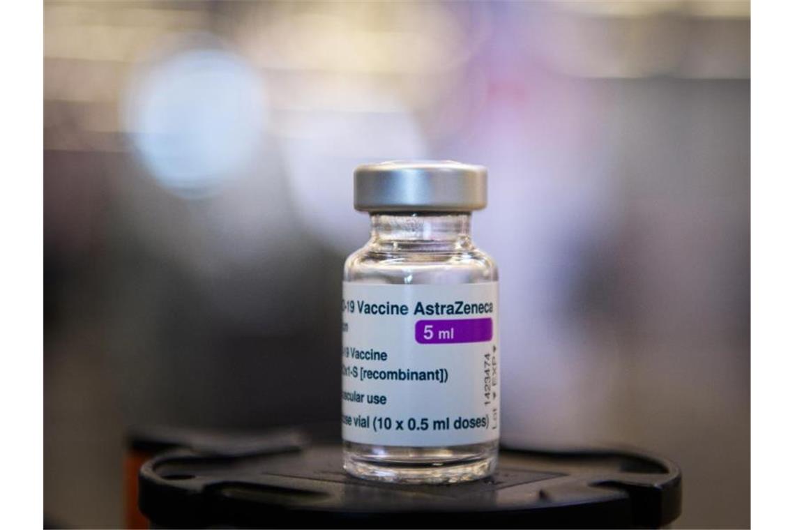 Stiko rät Jüngeren von Zweitimpfung mit Astrazeneca ab Ein Fläschchen mit fünf Millilitern Corona-Impfstoff von Astrazeneca. Foto: Soeren Stache/dpa