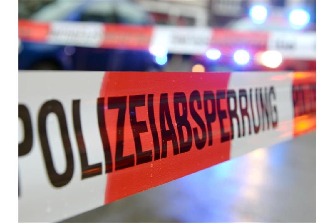 Polizei: Vater tötete seine Tochter und sich selbst Ein Flatterband mit der Aufschrift „Polizeiabsperrung“. Foto: Patrick Seeger/dpa/Symbolbild
