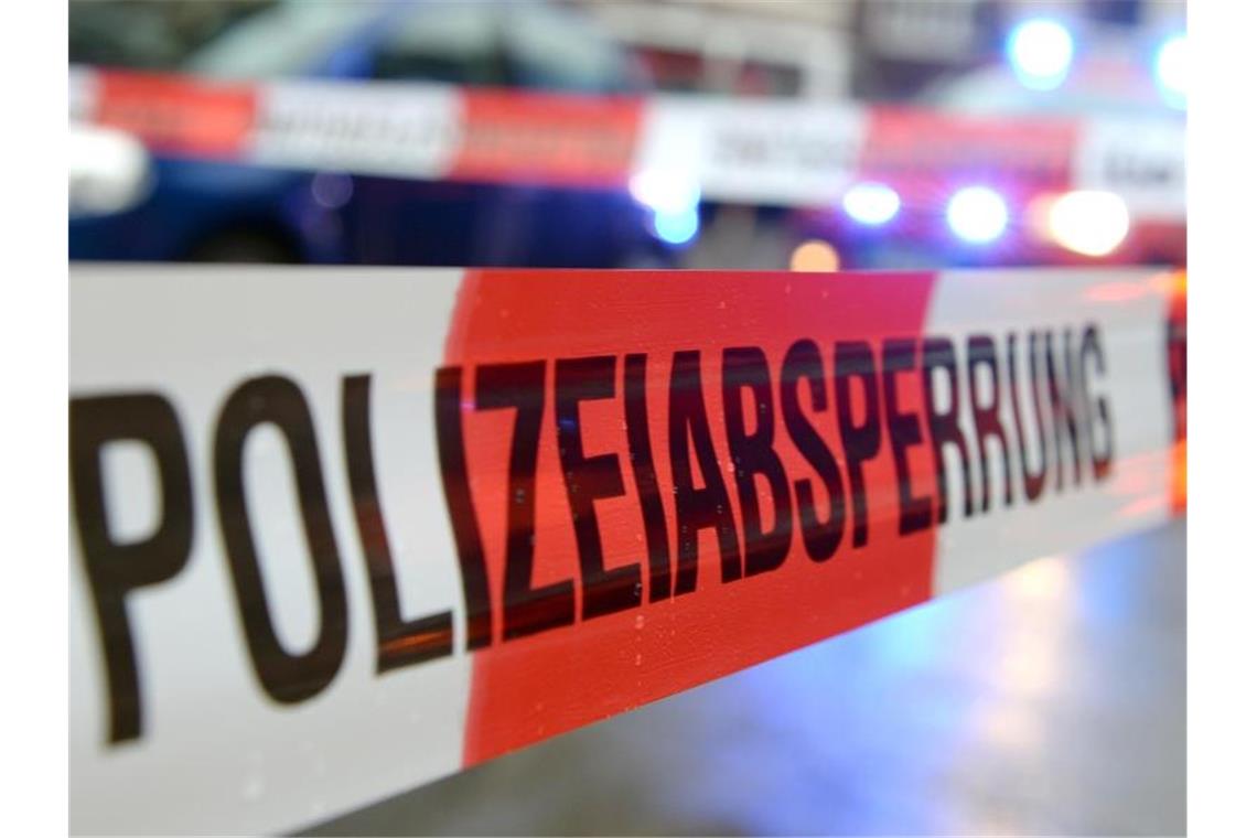 Lkw verliert Diesel: Staus nach Sperrung der Rheinbrücke Ein Flatterband mit der Aufschrift „Polizeiabsperrung“. Foto: Patrick Seeger/dpa