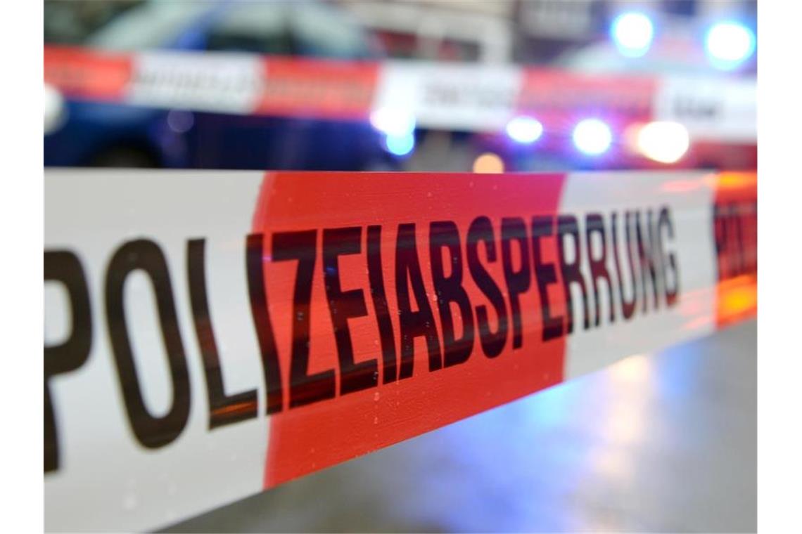 Fliegerbombe bei Ditzingen entschärft Ein Flatterband mit der Aufschrift „Polizeiabsperrung“ ist zu sehen. Foto: Patrick Seeger/dpa