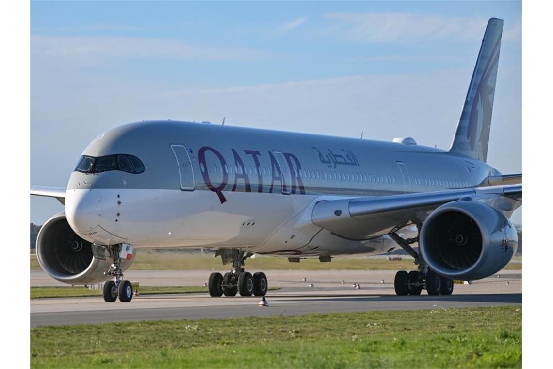 Ein Flieger von Qatar Airways. Die Fluglinie dementiert vermeintliche „Verhandlungen oder Gespräche“ mit dem Deutschen Fußball-Bund. Foto: Patrick Pleul/dpa-Zentralbild/ZB