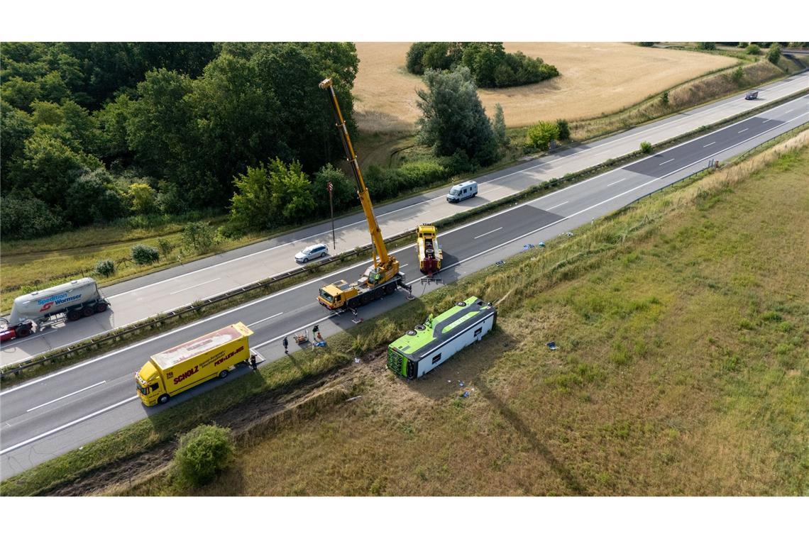 Flixbus kippt um - 20 Menschen verletzt Ein Flixbus ist von der Fahrbahn abgekommen und auf die Seite gekippt.