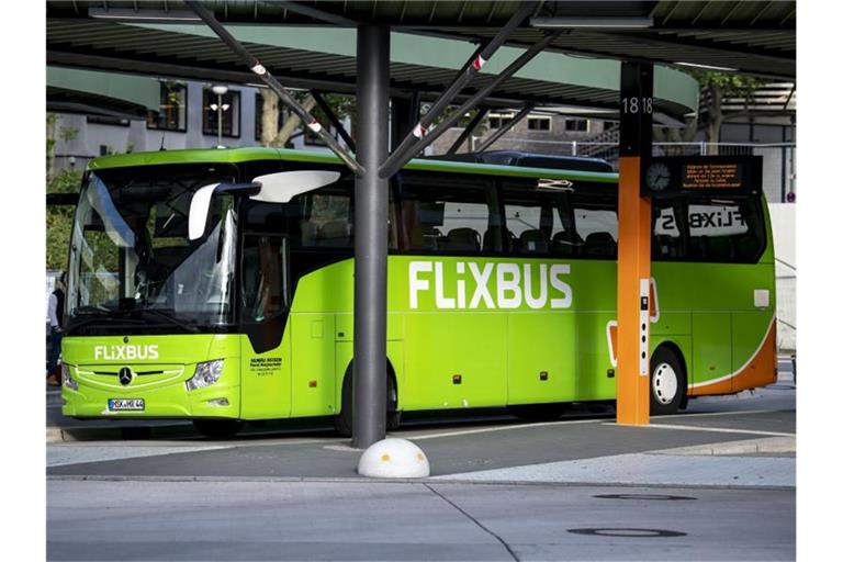 Ein Flixbus steht im Zentralen Omnibusbahnhof in Berlin. Fünf Monate war Stillstand bei dem Fernbus-Anbieter. Foto: Fabian Sommer/dpa