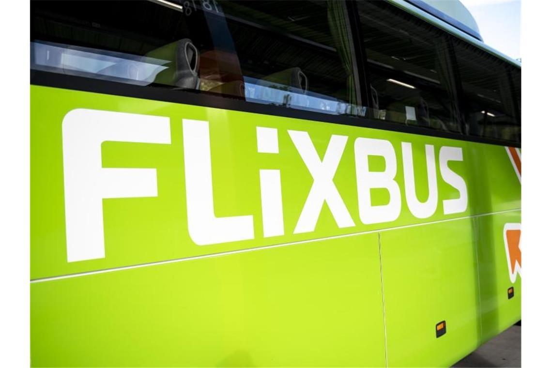 Ein Flixbus steht im Zentralen Omnibusbahnhof in Berlin. Foto: Fabian Sommer/dpa