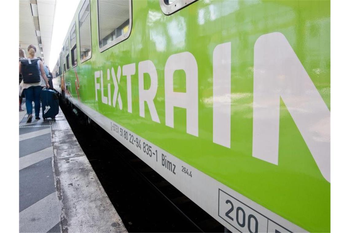 Ein Flixtrain hält auf der Verbindung Berlin - Köln im Hauptbahnhof Hannover. Das Angebot soll nun noch erweitert werden. Foto: Julian Stratenschulte/dpa