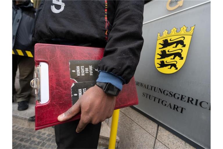 Ein Flüchtling aus Kamerun steht vor Beginn eines Prozesses vor dem Verwaltungsgericht Stuttgart. Foto: Marijan Murat/dpa