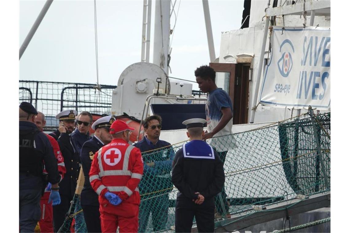 „Alan Kurdi“ in italienischem Hafen eingetroffen Ein Flüchtling geht in Tarent von Bord. Foto: Renato Ingenito/ANSA/dpa