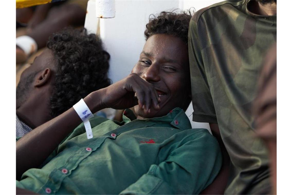 Ein Flüchtling lächelt nach seiner Rettung auf dem Hilfsschiff „Alan Kurdi“ der Rettungsorganisation Sea-Eye. Foto: Fabian Heinz/Sea-Eye