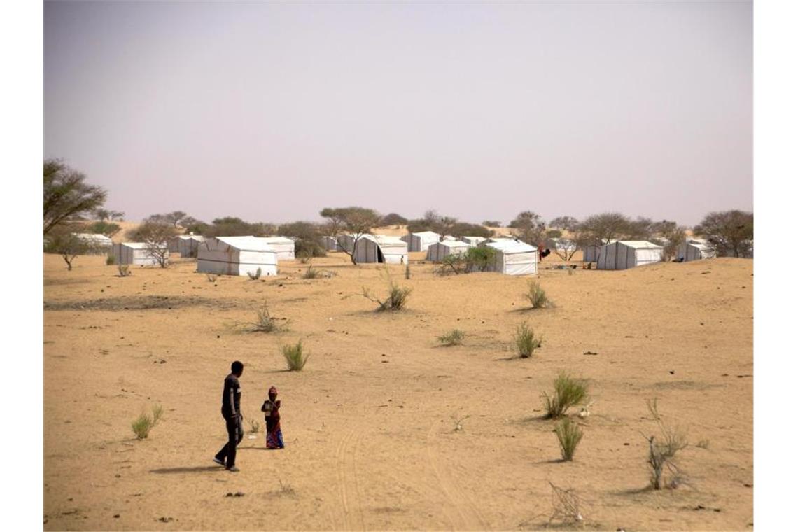 Islamismus, Dürre und Hunger: Der Sahelzone droht die Krise Ein Flüchtlingscamp im Tschad. Helfer warnen vor einer sich zuspitzenden humanitären Krise in der Sahelzone. Foto: Kristin Palitza/dpa