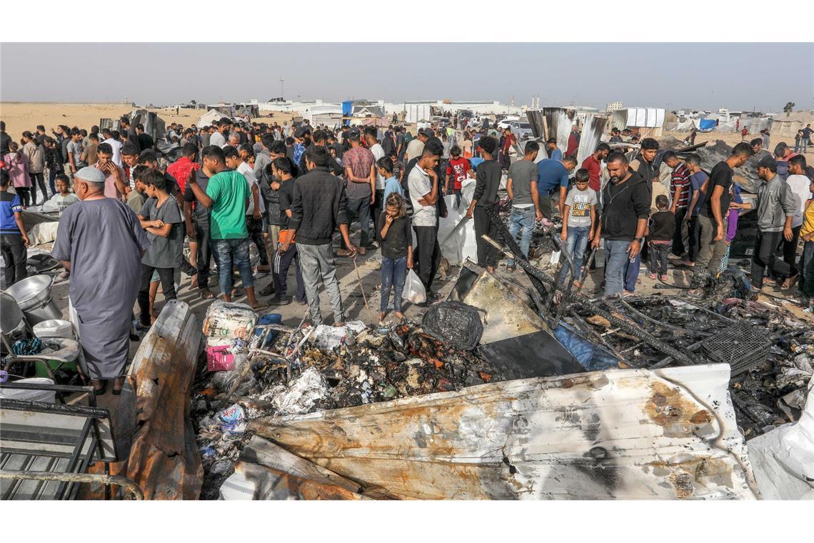 Zehn Zitate: Was die internationale Politik 2024 bewegte Ein Flüchtlingslager in Rafah ist bei einem israelischen Luftangriff getroffen worden. (Archivbild)