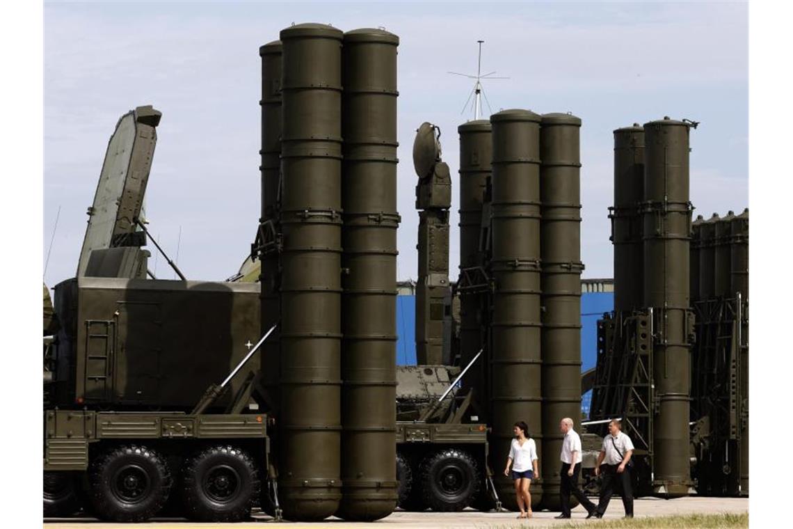 Saudi-Arabien und Iran bleiben unversöhnlich Ein Flugabwehrsystem des Typs S-300 steht in einer militärischen Technologie-Ausstellung in Schukowski. Russland sieht angesichts veralteter Waffen und Militärtechnik im Iran einen Milliardenmarkt. Foto: Maxim Shipenkov/EPA FILE/dpa