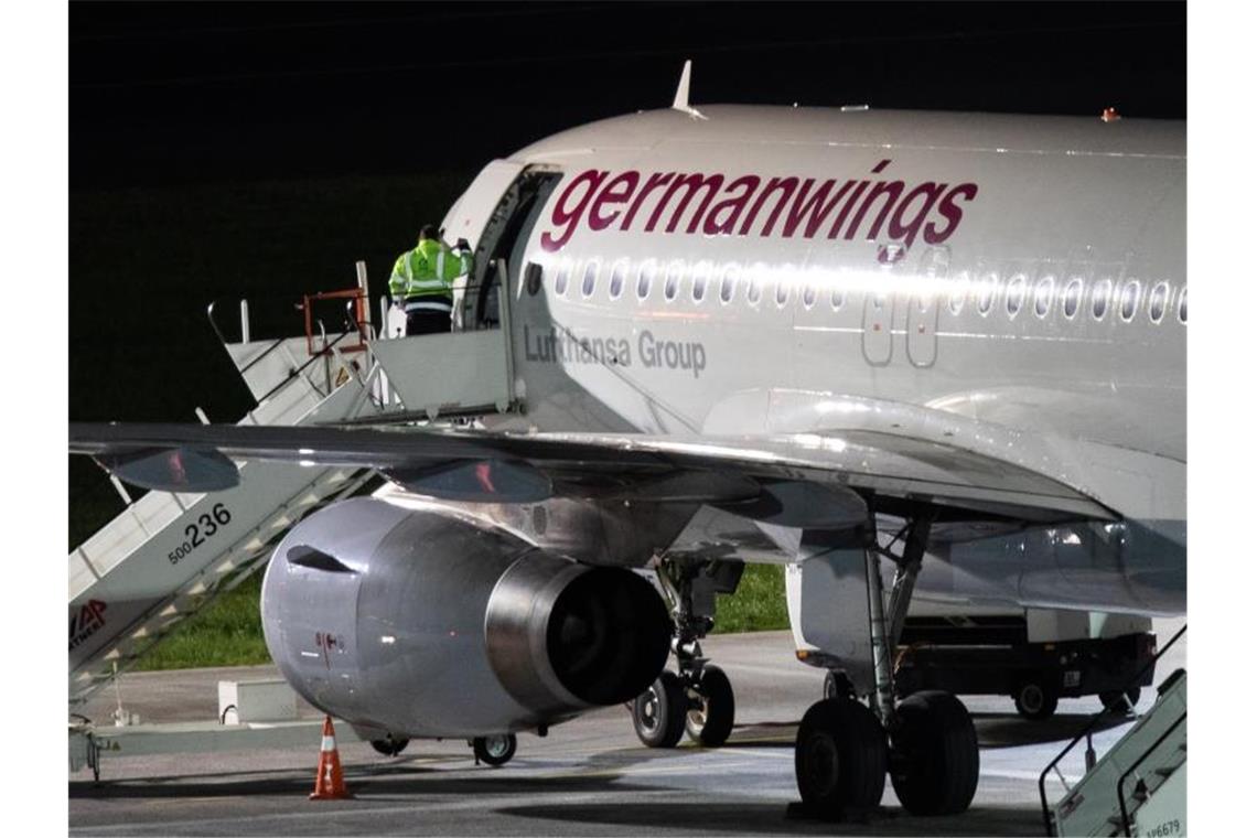 Ein Flughafenmitarbeiter schließt die Tür einer Maschine der Fluggesellschaft Germanwings. Foto: Marcel Kusch/dpa