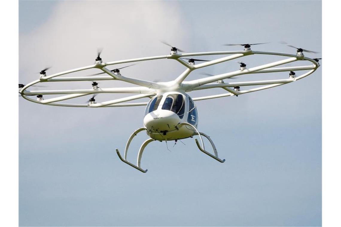 Volocopter kooperiert mit Lufthansa-IT-Experten Ein Flugtaxi von Volocopter fliegt über Stuttgart. Foto: Christoph Schmidt/dpa/Archivbild