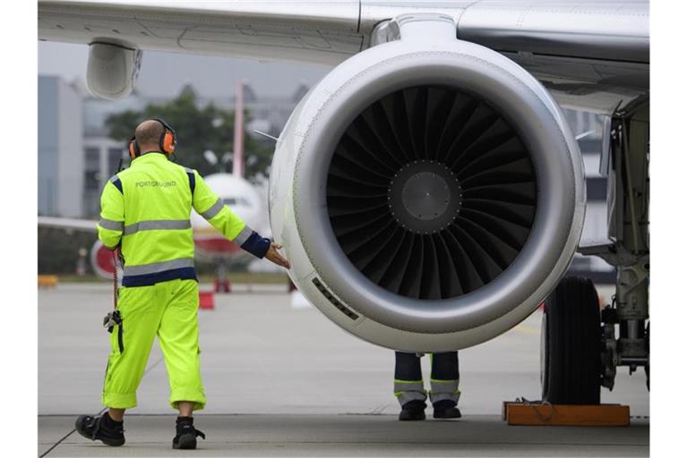 Ein Flugzeug auf dem Flughafen Dresden. Foto: Robert Michael/dpa-Zentralbild/dpa