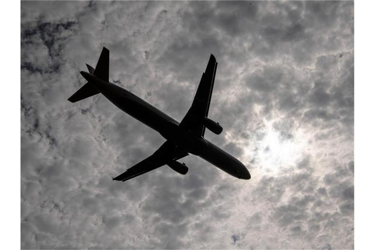 Ein Flugzeug befindet sich im Landeanflug auf einen Flughafen. Foto: Boris Roessler