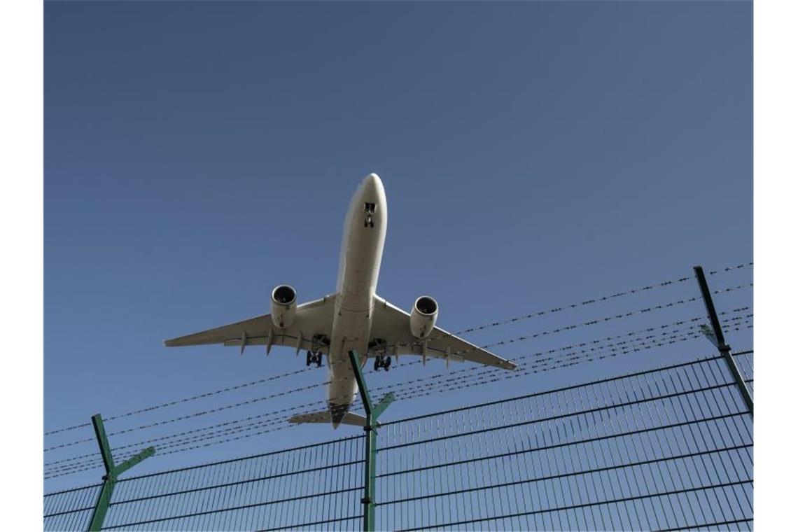Urteil zu Fluglärm in Zürich: Freude bei deutschen Kommunen Ein Flugzeug bei der Landung. Foto: Boris Roessler/dpa/Symbolbild