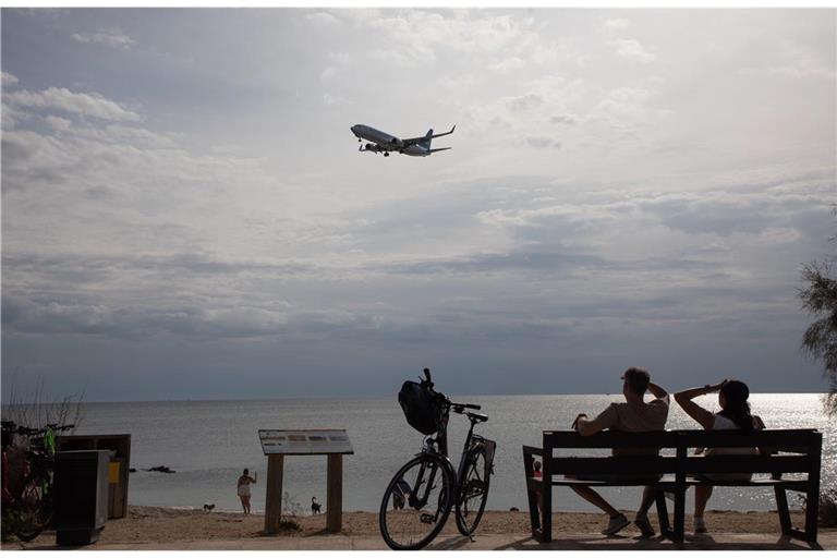 Ein Flugzeug der AirEuropa überfliegt den Strand Es Carnatge kurz vor der Landung auf dem Flughafen Palma de Mallorca.