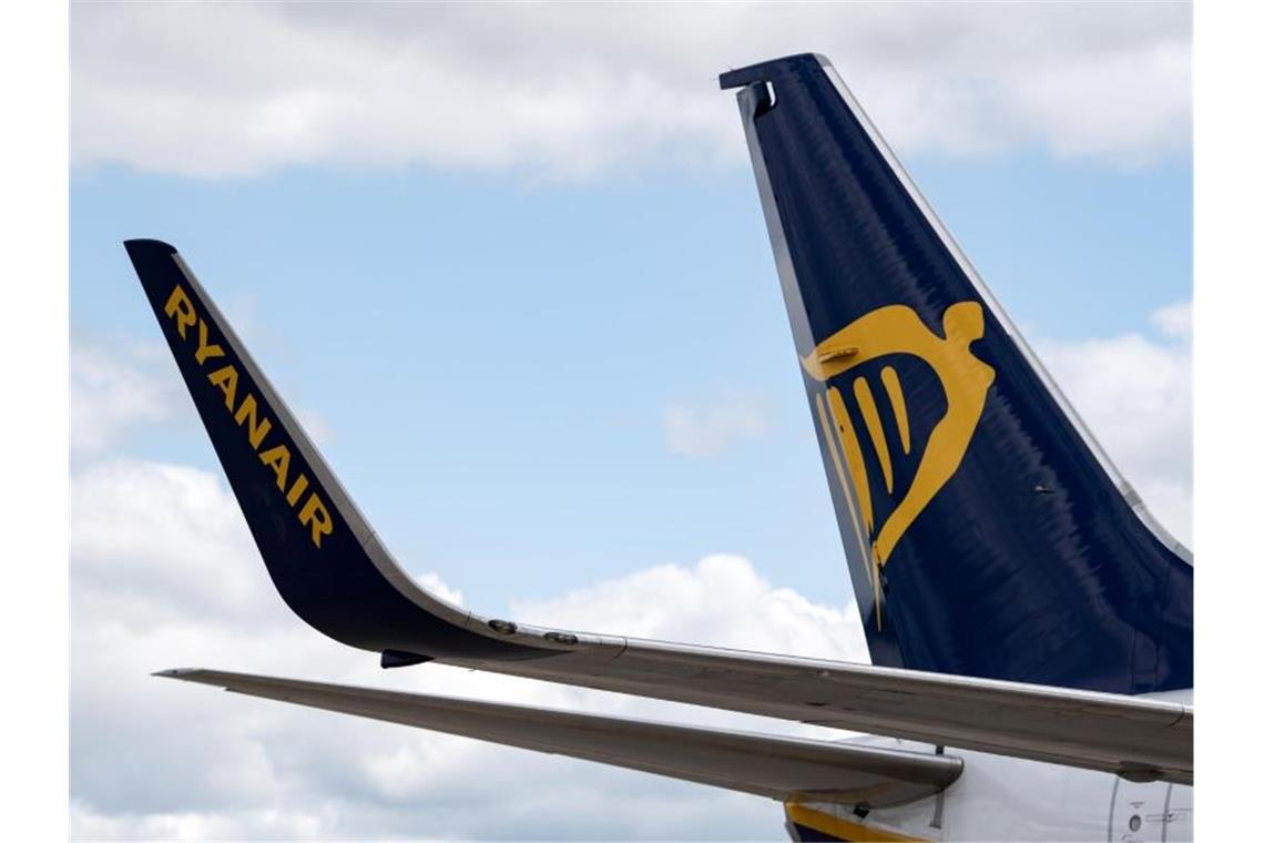 Ein Flugzeug der Airline Ryanair auf dem Flughafen Tegel. Foto: Bernd von Jutrczenka/dpa