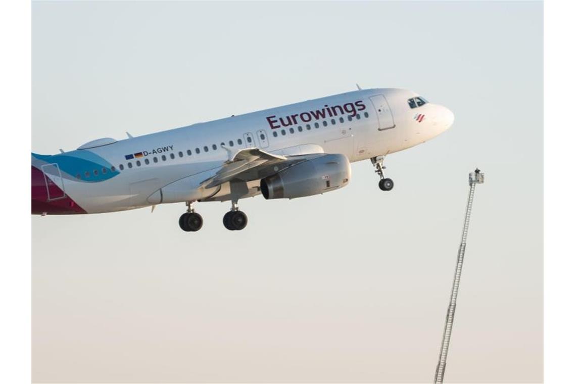 Eurowings-Urlaubsflieger durfte nicht auf Sardinien landen Ein Flugzeug der Eurowings ist am Wochenende Richtung Sardinien aufgebrochen - und musste umkehren. Foto: Marijan Murat/dpa