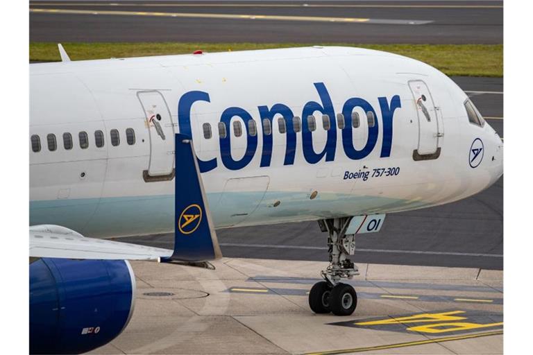 Ein Flugzeug der Fluggesellschaft Condor. Foto: Marcel Kusch/dpa/dpa-tmn/Archivbild