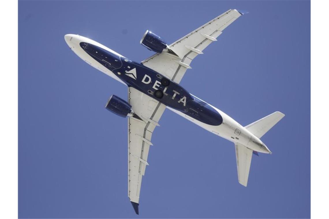 Passagier greift Crew an - Flug muss zwischenlanden Ein Flugzeug der Fluggesellschaft Delta. Ein renitenter Passagier hat ein Flugzeug der Airline vorzeitig zur Landung gezwungen. Foto: Rick Bowmer/AP/dpa