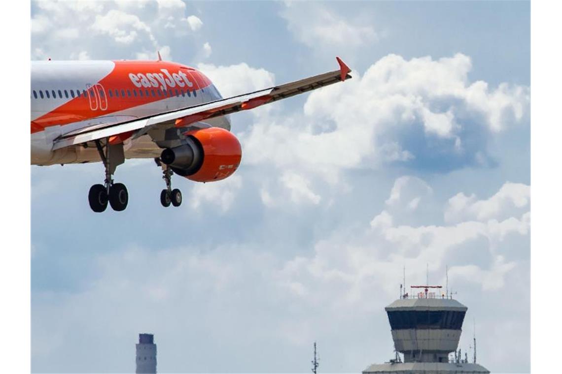 Neuer Auftrieb für Easyjet durch steigende Ticketpreise Ein Flugzeug der Fluggesellschaft Easyjet landet auf dem Flughafen Tegel. Foto: Soeren Stache