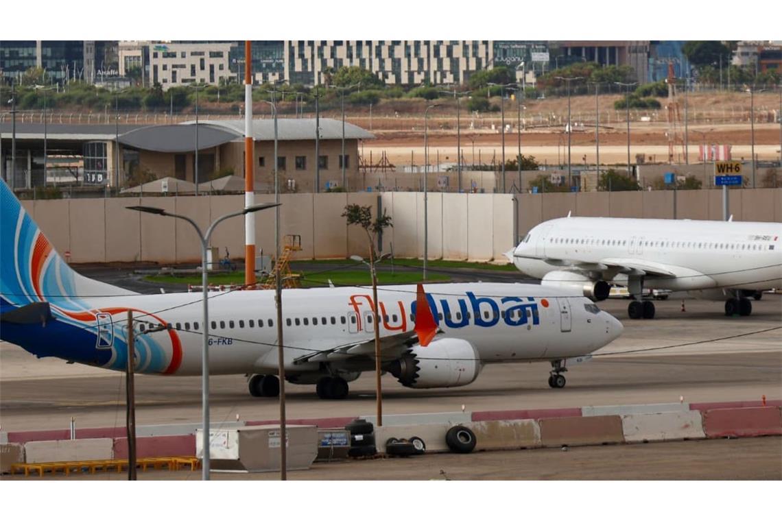 Ein Flugzeug der Fluggesellschaft Flydubai steht auf dem Vorfeld des internationalen Flughafens Ben Gurion.